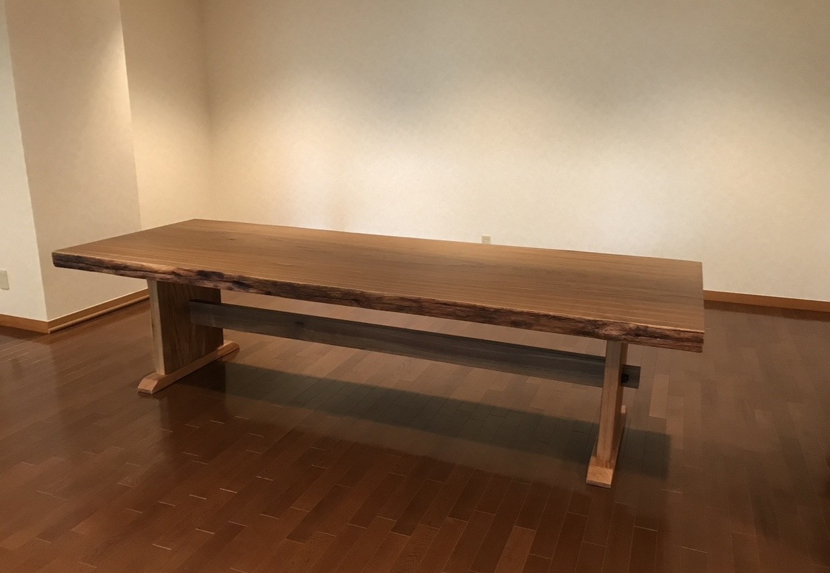 一枚板のダイニングテーブル